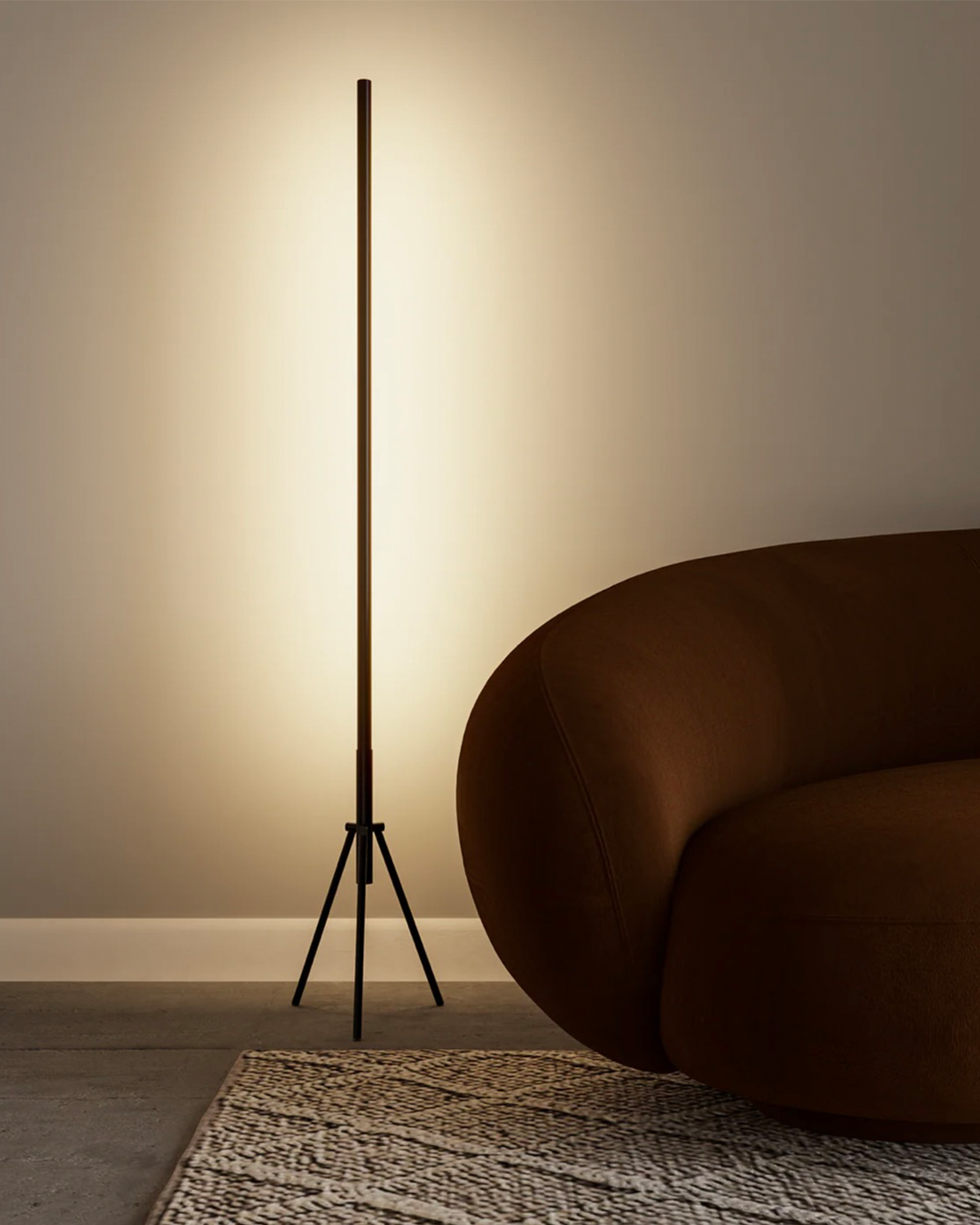 Zen floor lamp with slim minimalist structure for calm ambient lighting مصباح أرضي بتصميم نحيف وبسيط لإضاءة هادئة