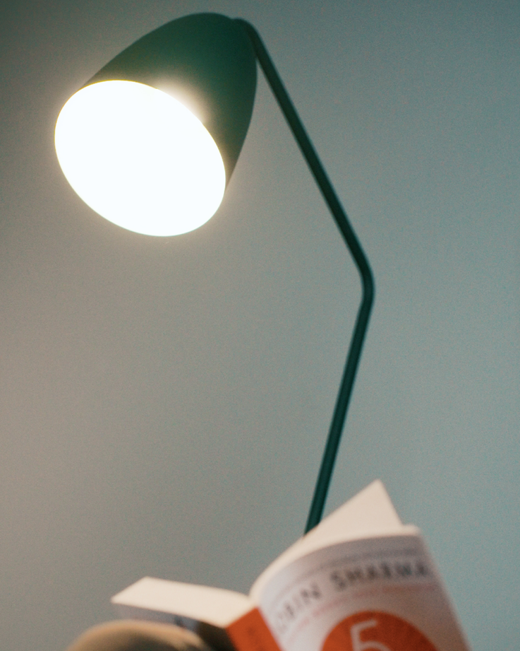 Miko floor lamp with sculptural minimalist form and warm ambient LED light مصباح أرضي ميكو بتصميم نحتي بسيط وضوء LED دافئ