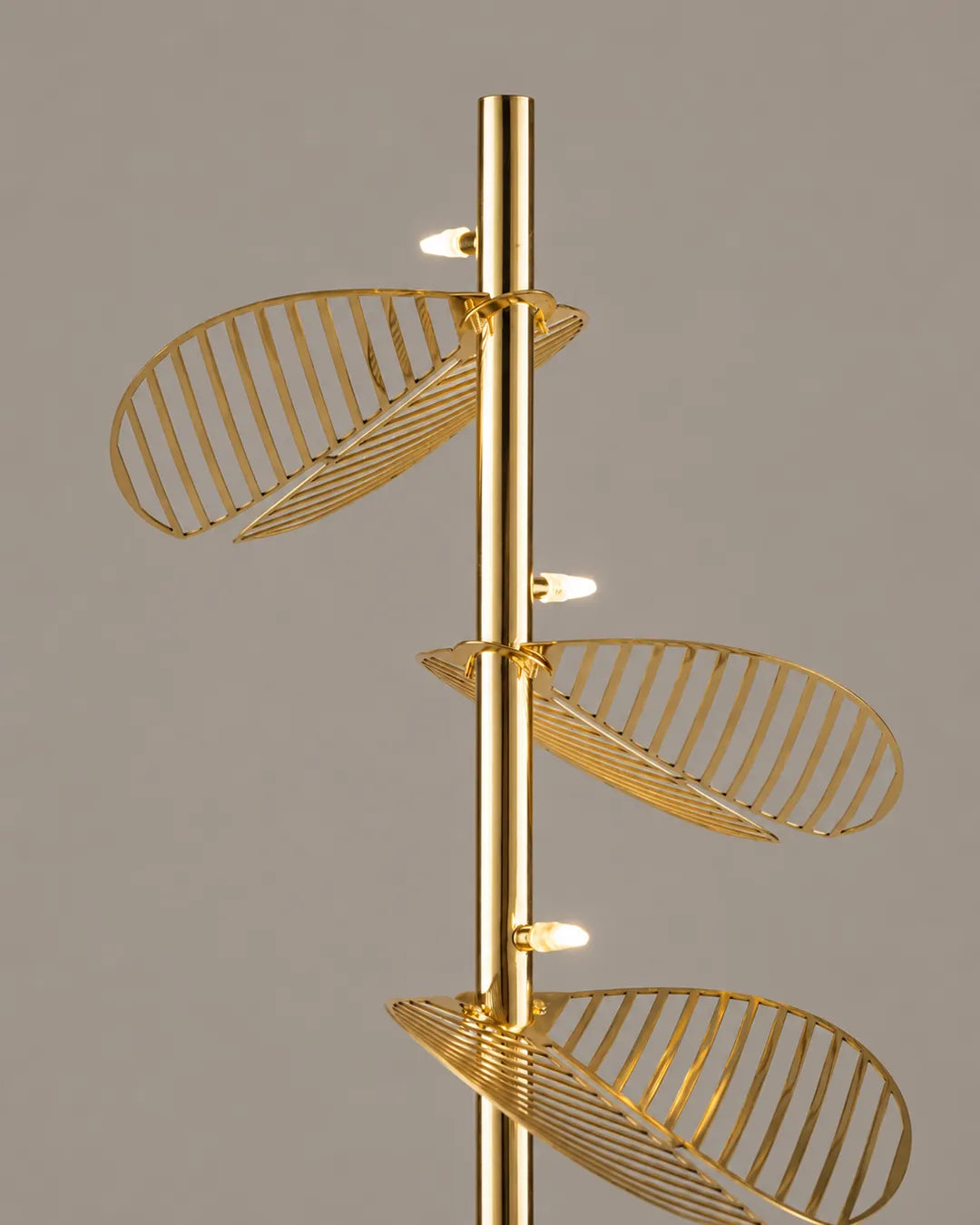 Serenity Floor Lamp – Nature-Inspired Leaf Design with Warm Glow