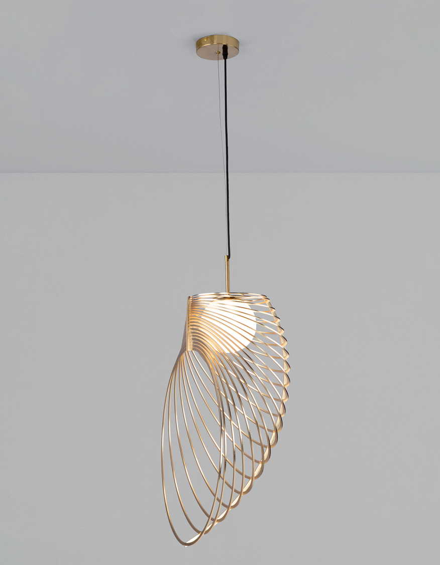 Pearl pendant light with seashell inspired form casting soft ambient light / إضاءة معلقة بتصميم مستوحى من الأصداف تبعث إضاءة ناعمة وأنيقة
