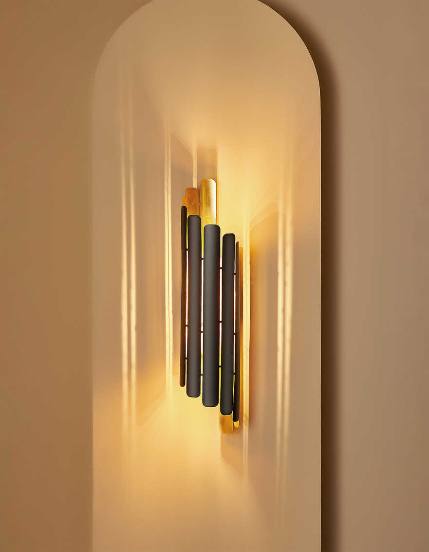 Tempo spiral wall lamp with sculptural black and gold spiral design on modern wall / مصباح حائط حلزوني بتصميم فني باللونين الأسود والذهبي على حائط عصري