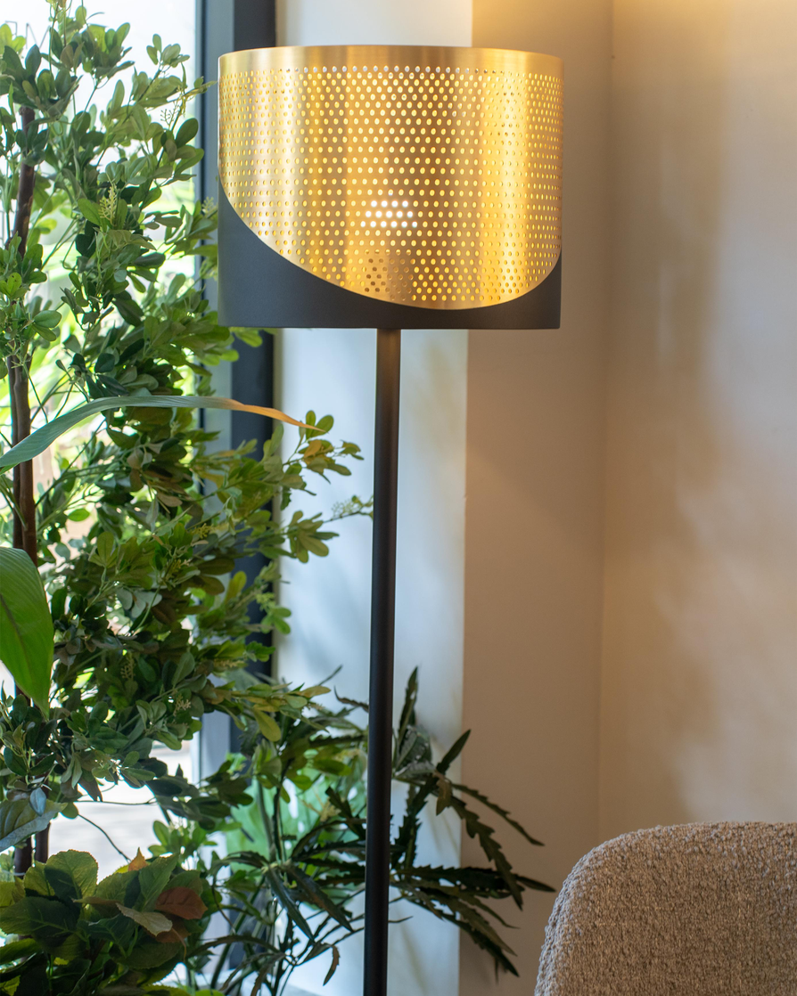 Dip floor lamp with sleek vertical stainless steel design casting warm ambient light / مصباح أرضي بتصميم طولي أنيق من الستانلس يوفّر إضاءة دافئة وعصرية