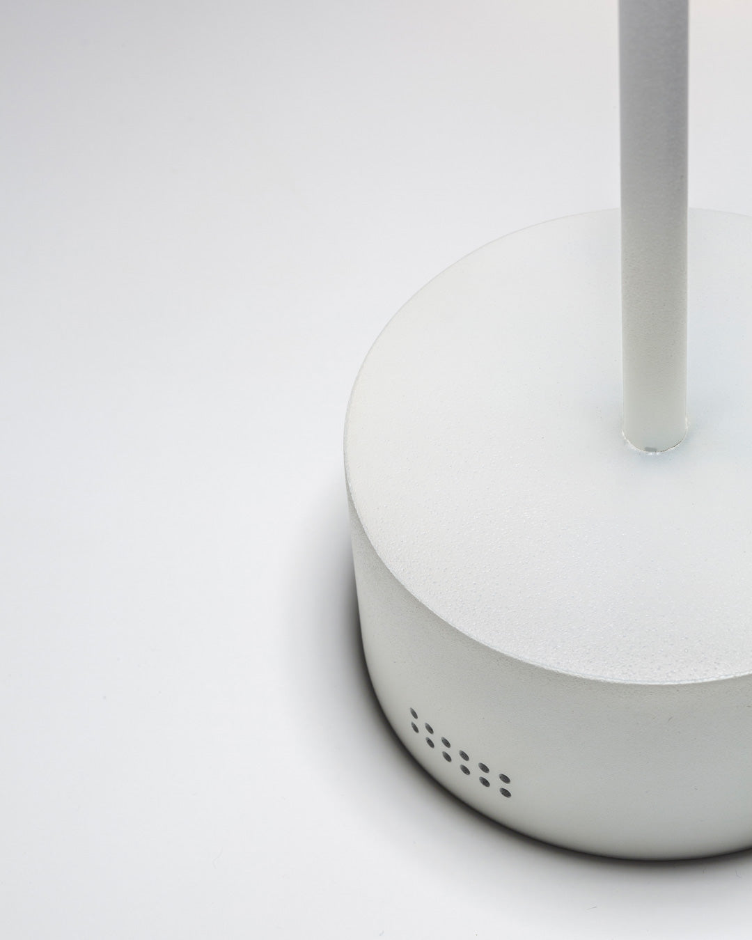 Slender Wireless Table Lamp