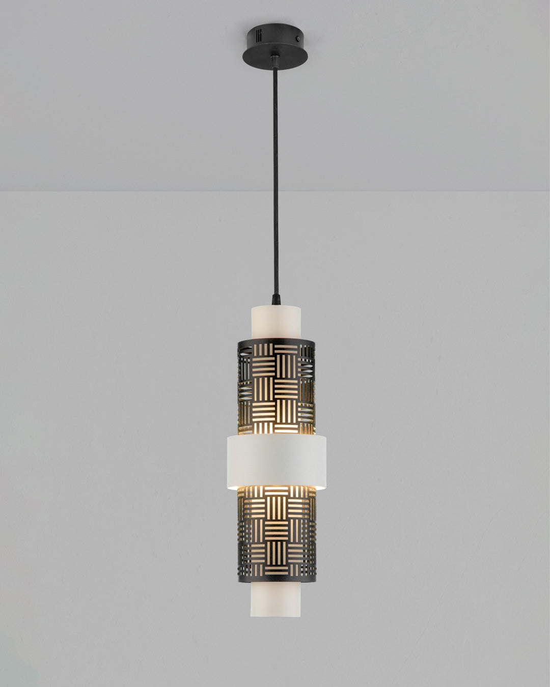 Mellow pendant light with smooth rounded design providing soft warm ambient lighting / إضاءة معلقة بتصميم ناعم وانسيابي توفّر إضاءة دافئة ومريحة