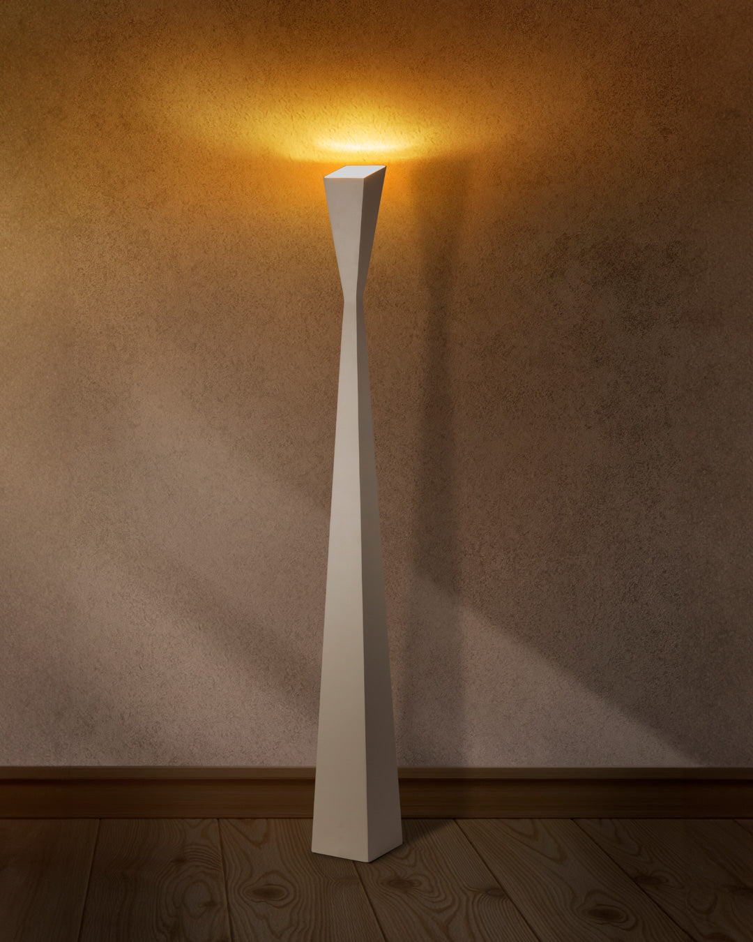 Aura floor lamp with slim modern profile casting soft ambient light / مصباح أرضي بتصميم أنيق ونحيف يوفّر إضاءة هادئة ولمسة عصرية
