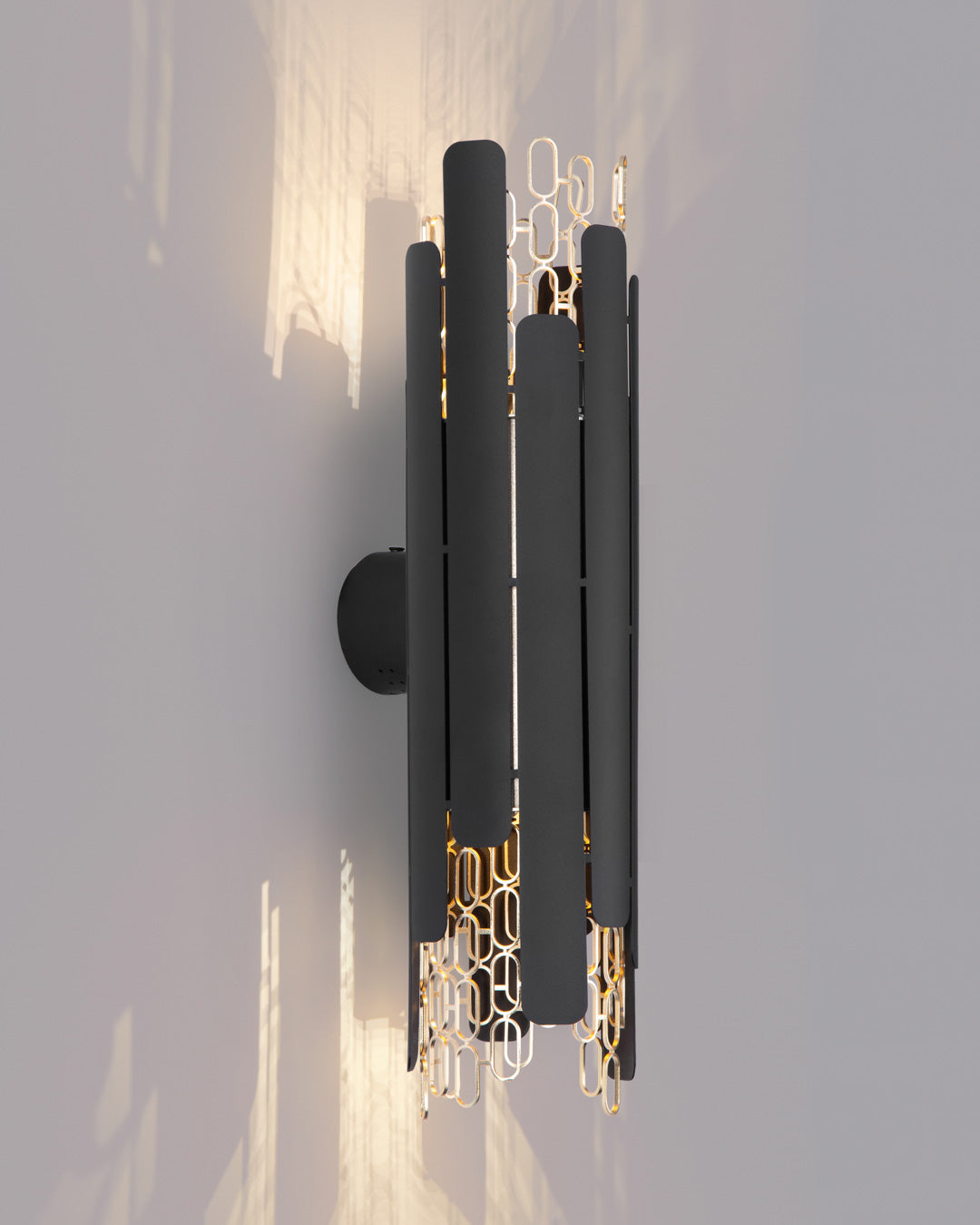 Chain inspired wall lamp with rhythmic flowing form casting soft indirect light / مصباح حائط بتصميم متسلسل إيقاعي يبعث إضاءة غير مباشرة ناعمة