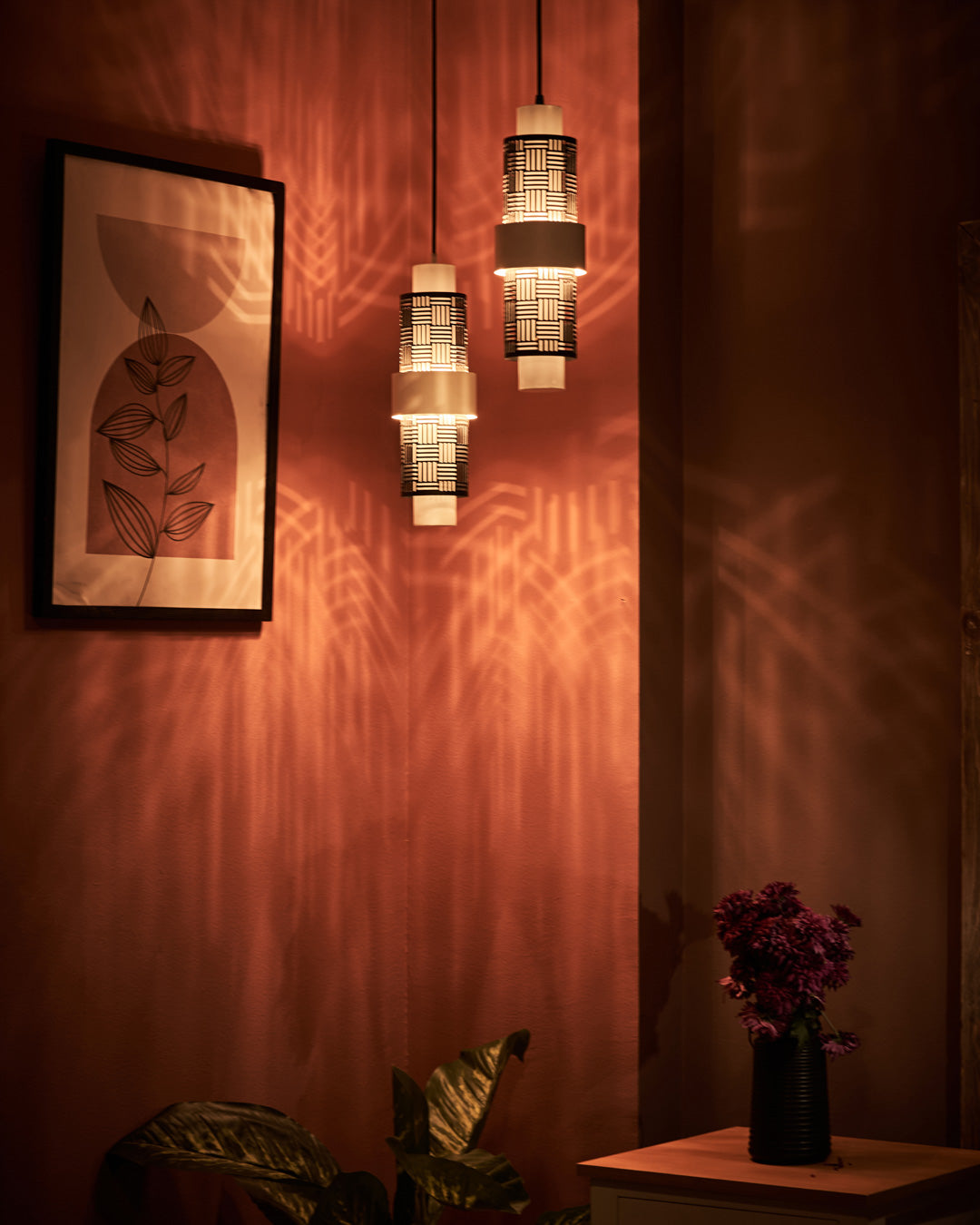 Mellow pendant light with smooth rounded design providing soft warm ambient lighting / إضاءة معلقة بتصميم ناعم وانسيابي توفّر إضاءة دافئة ومريحة