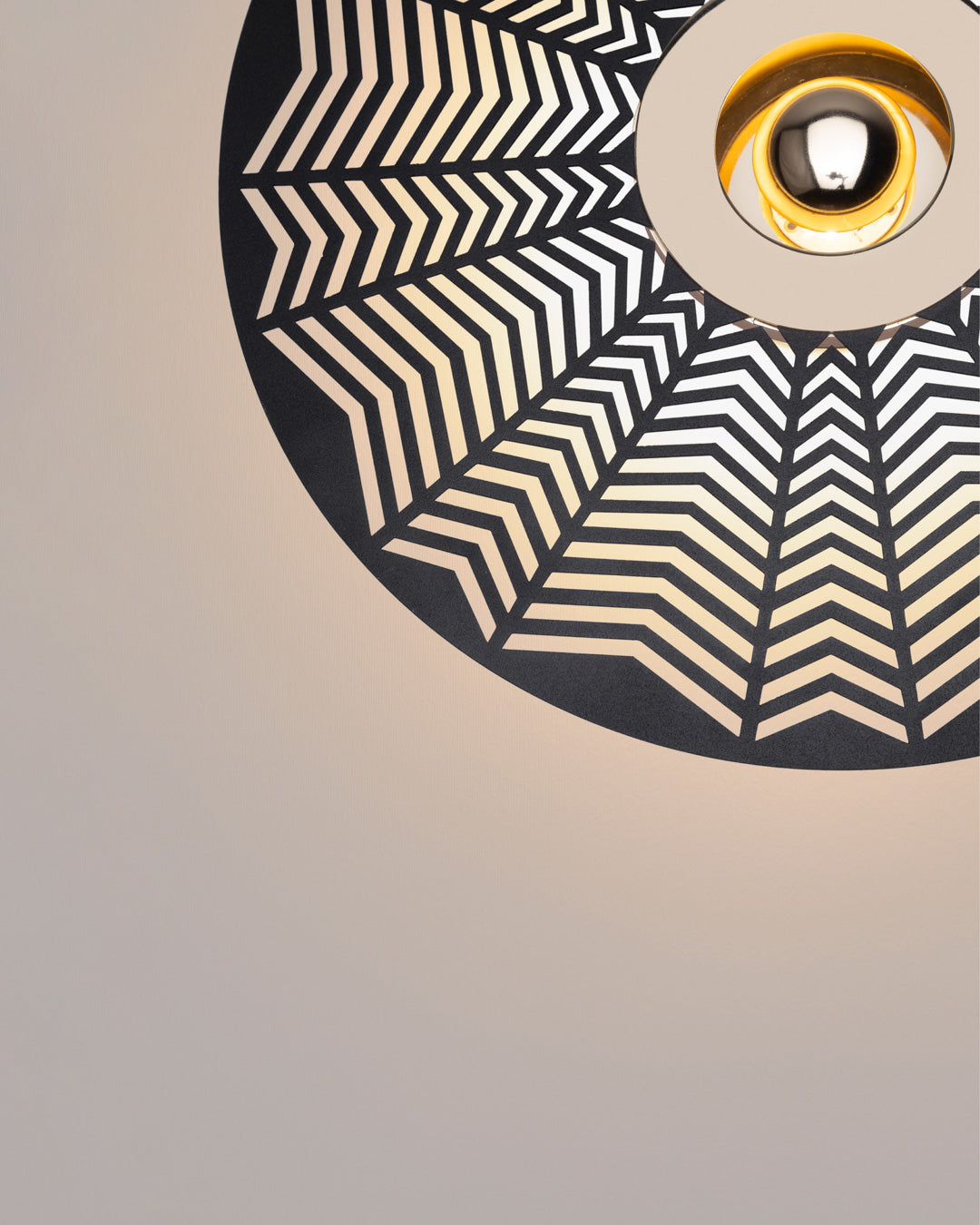 Globe wall lamp with spherical design creating a soft ambient glow / مصباح حائط كروي بتصميم عصري يوزع إضاءة هادئة داخل المساحة