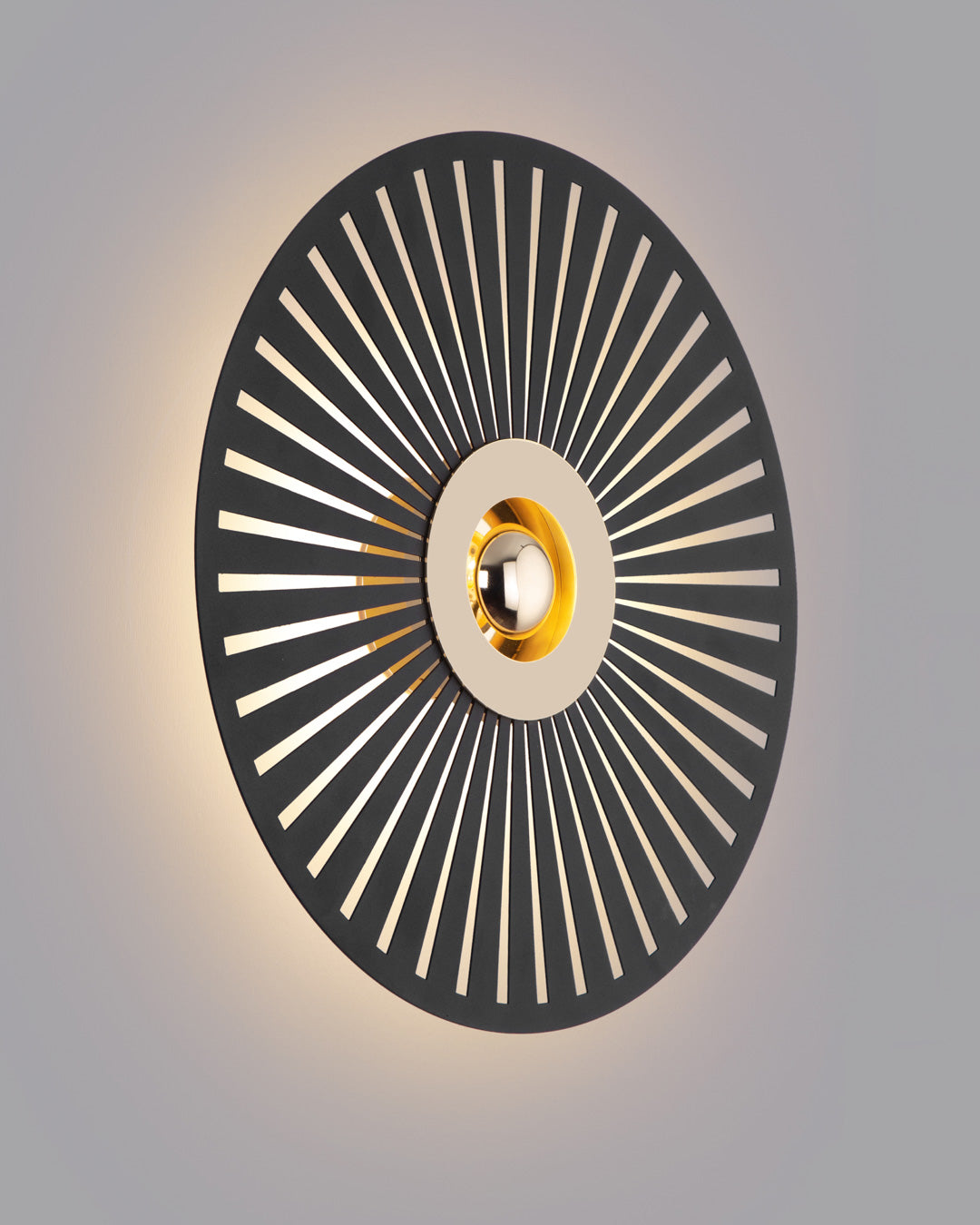 Globe wall lamp with spherical design creating a soft ambient glow / مصباح حائط كروي بتصميم عصري يوزع إضاءة هادئة داخل المساحة