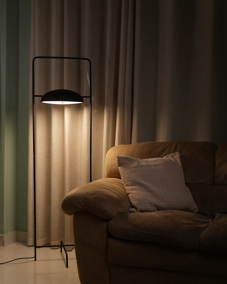 Wong floor lamp with Japanese minimalist linear design for calm ambient lighting مصباح أرضي وونغ بتصميم خطي ياباني بسيط لإضاءة هادئة