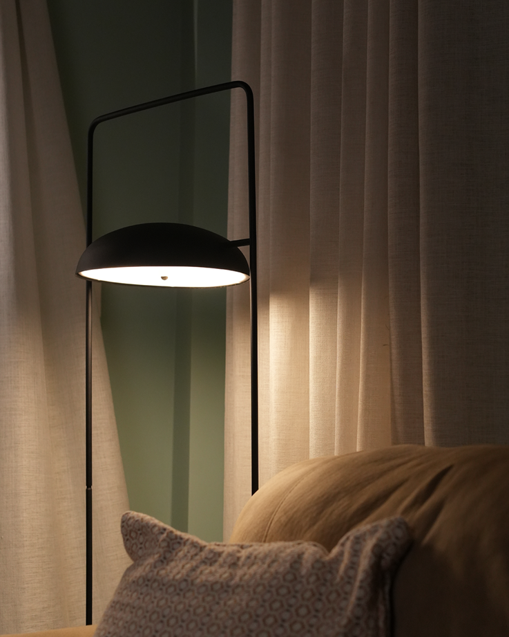 Wong floor lamp with Japanese minimalist linear design for calm ambient lighting مصباح أرضي وونغ بتصميم خطي ياباني بسيط لإضاءة هادئة