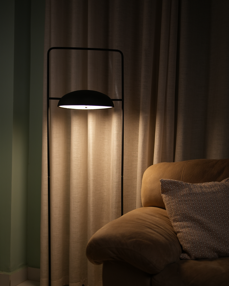 Wong floor lamp with Japanese minimalist linear design for calm ambient lighting مصباح أرضي وونغ بتصميم خطي ياباني بسيط لإضاءة هادئة