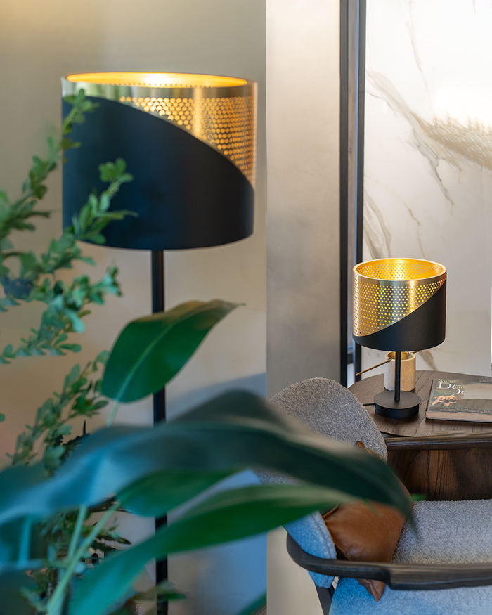 Dip table lamp with modern electroplated finish creating soft ambient light – مصباح طاولة بتشطيب معدني عصري يمنح إضاءة محيطية ناعمة