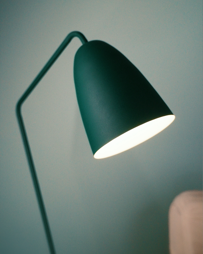 Miko floor lamp with sculptural minimalist form and warm ambient LED light مصباح أرضي ميكو بتصميم نحتي بسيط وضوء LED دافئ