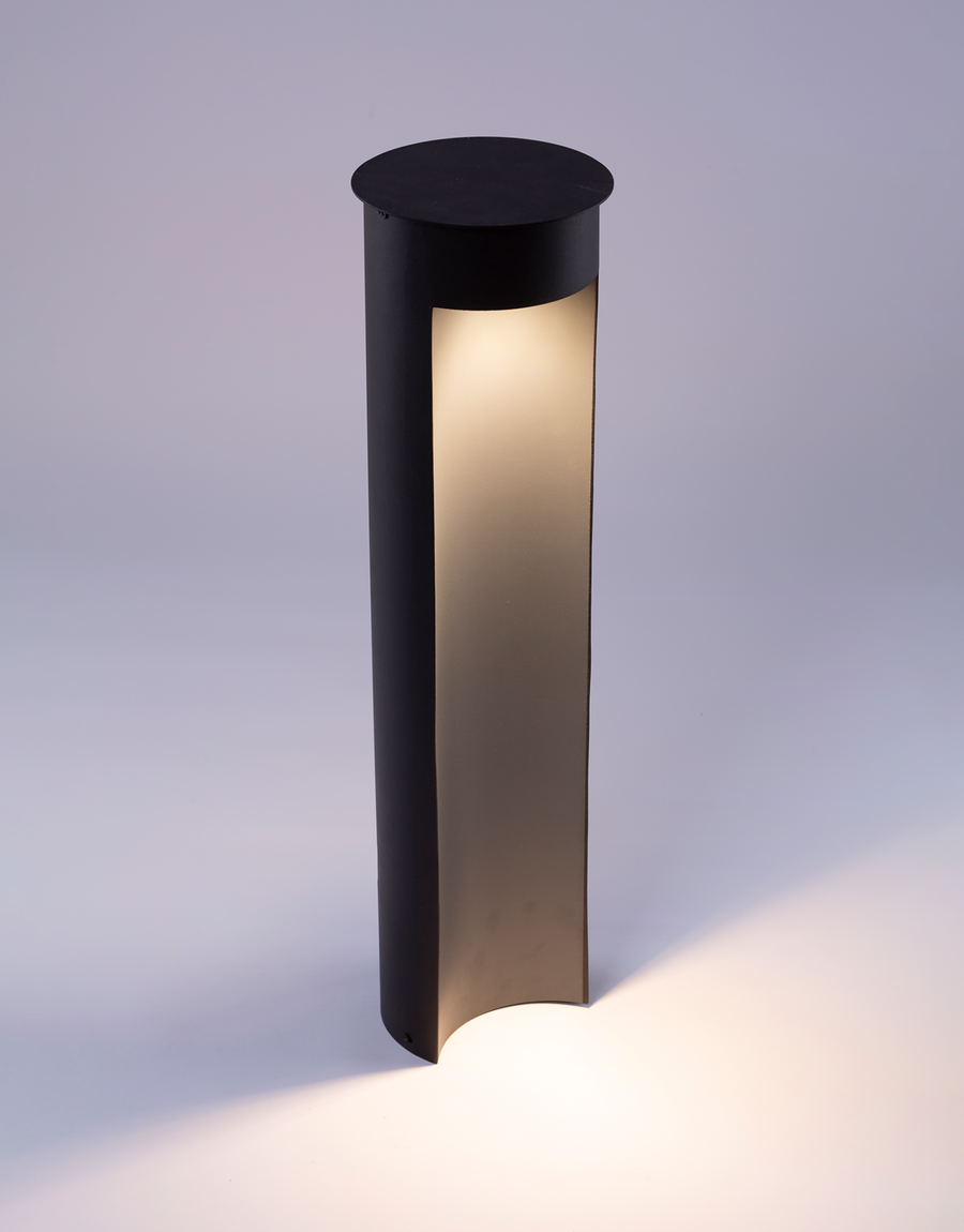 Dwindle floor lamp with sleek vertical design providing warm outdoor ambient lighting / مصباح أرضي بتصميم طولي أنيق يوفّر إضاءة خارجية دافئة وعصرية