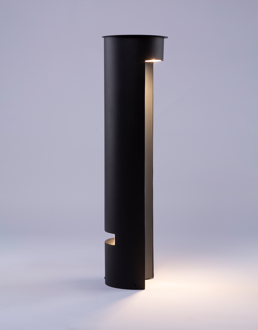 Dwindle floor lamp with sleek vertical design providing warm outdoor ambient lighting / مصباح أرضي بتصميم طولي أنيق يوفّر إضاءة خارجية دافئة وعصرية