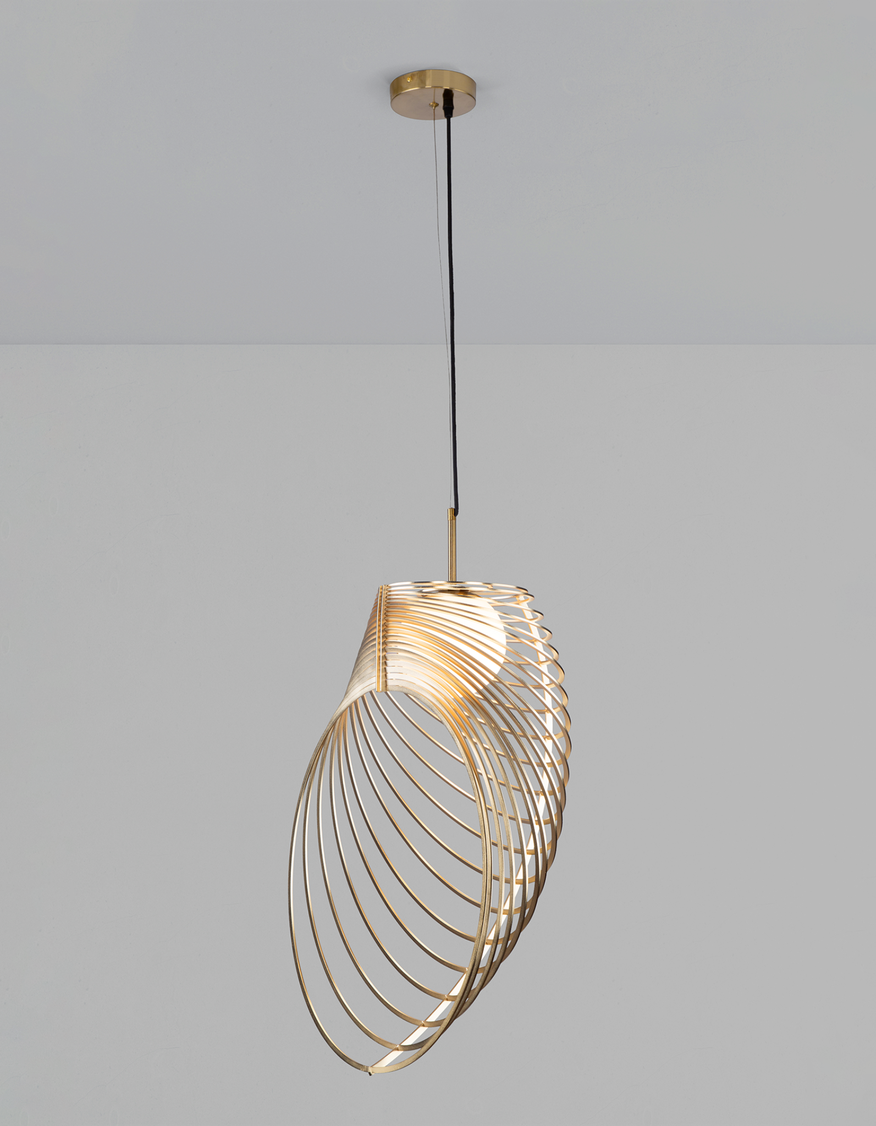Pearl pendant light with seashell inspired form casting soft ambient light / إضاءة معلقة بتصميم مستوحى من الأصداف تبعث إضاءة ناعمة وأنيقة
