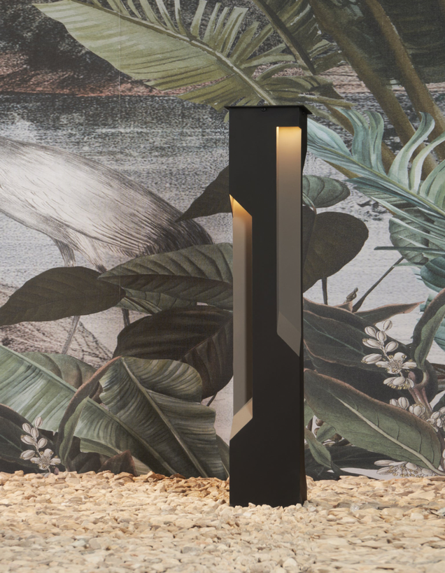 Patio floor lamp with modern stainless steel design providing warm outdoor ambient lighting / مصباح أرضي خارجي بتصميم عصري من الستانلس يوفّر إضاءة دافئة