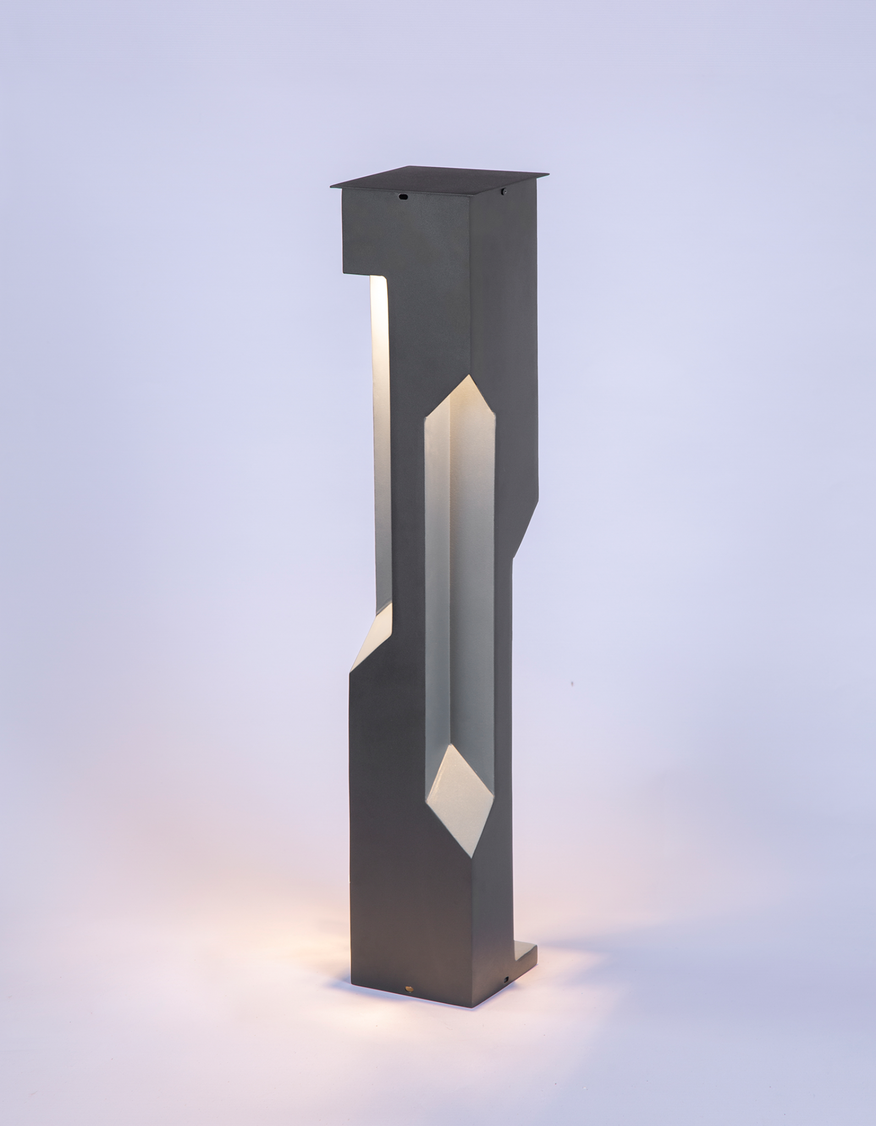Patio floor lamp with modern stainless steel design providing warm outdoor ambient lighting / مصباح أرضي خارجي بتصميم عصري من الستانلس يوفّر إضاءة دافئة