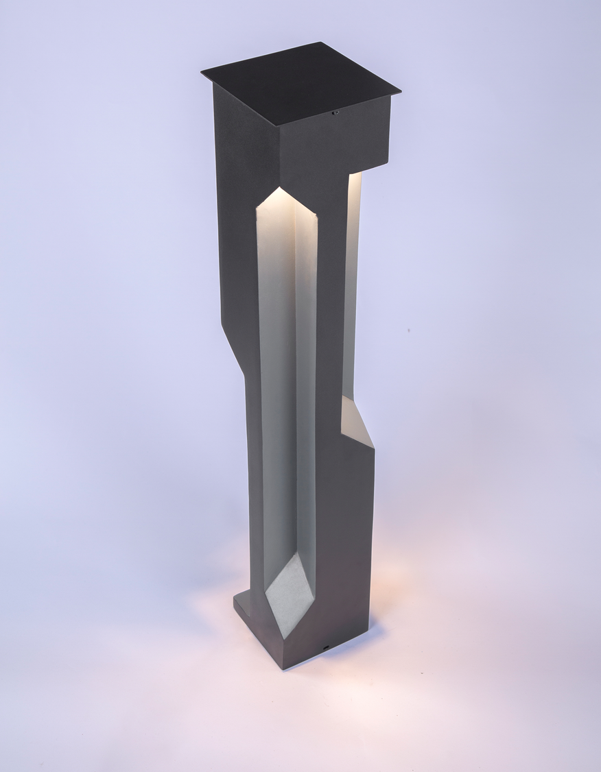 Patio floor lamp with modern stainless steel design providing warm outdoor ambient lighting / مصباح أرضي خارجي بتصميم عصري من الستانلس يوفّر إضاءة دافئة