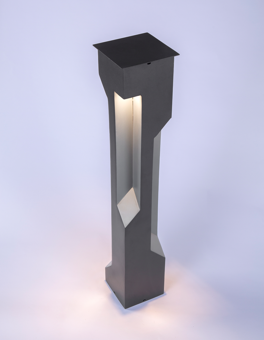 Patio floor lamp with modern stainless steel design providing warm outdoor ambient lighting / مصباح أرضي خارجي بتصميم عصري من الستانلس يوفّر إضاءة دافئة