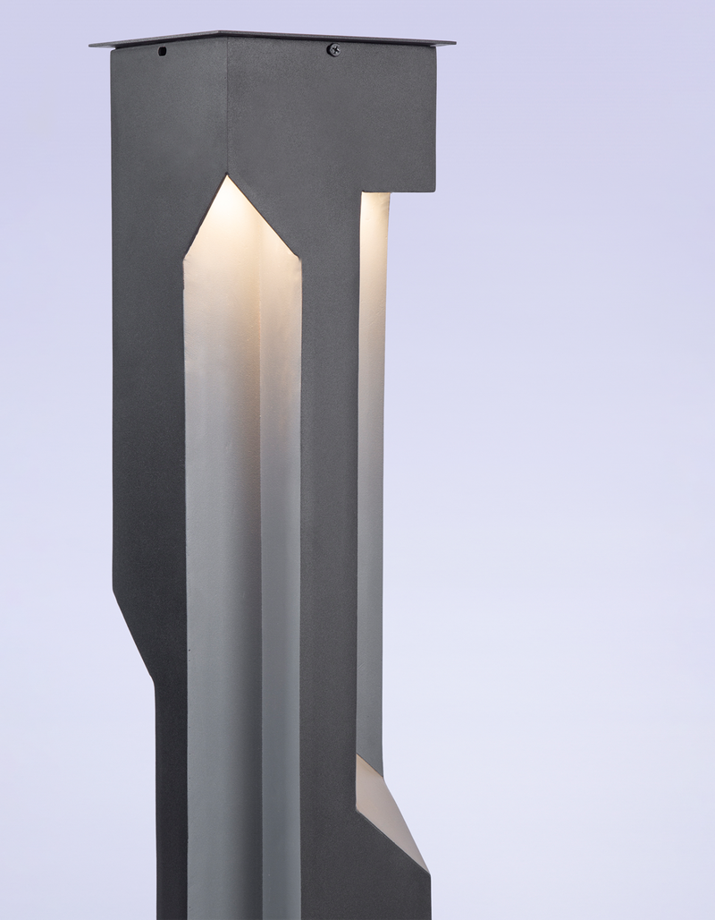 Patio floor lamp with modern stainless steel design providing warm outdoor ambient lighting / مصباح أرضي خارجي بتصميم عصري من الستانلس يوفّر إضاءة دافئة