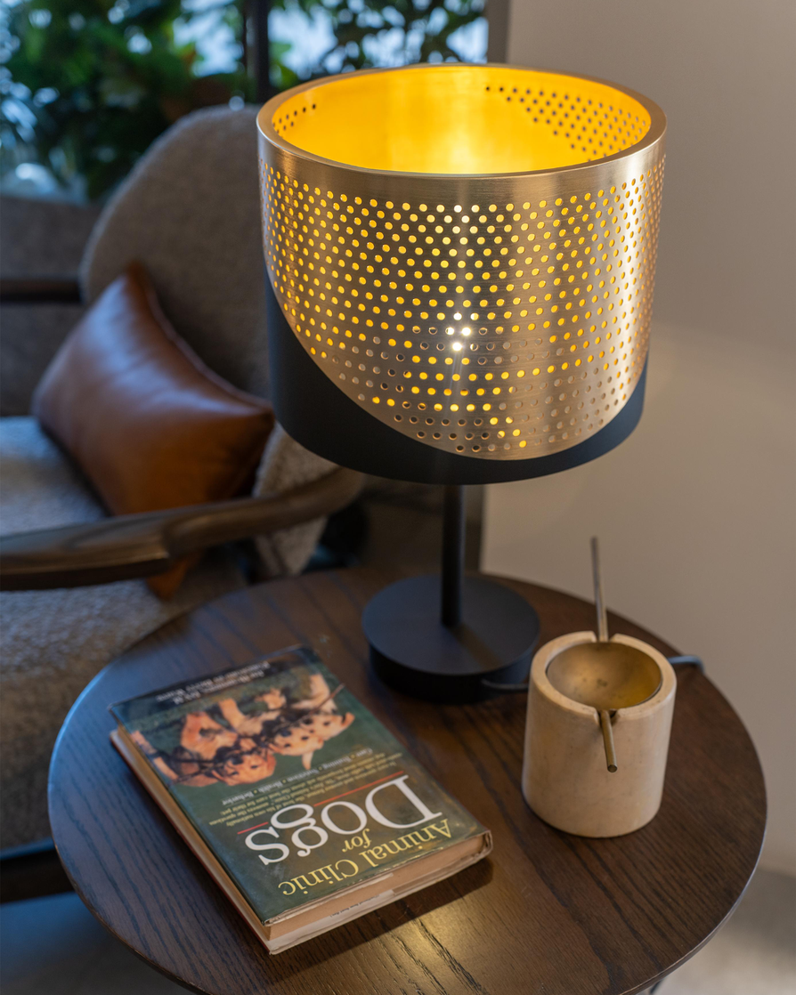 Dip table lamp with modern electroplated finish creating soft ambient light – مصباح طاولة بتشطيب معدني عصري يمنح إضاءة محيطية ناعمة